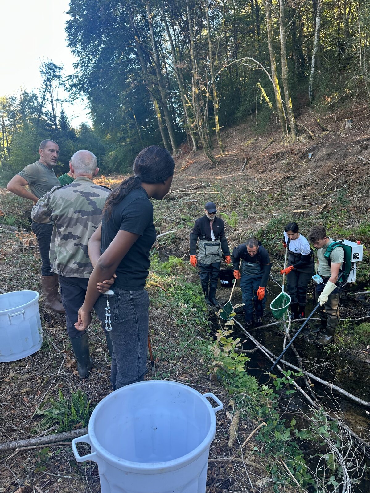 Équipe et matériel d’inventaire sur la berge de la Couze